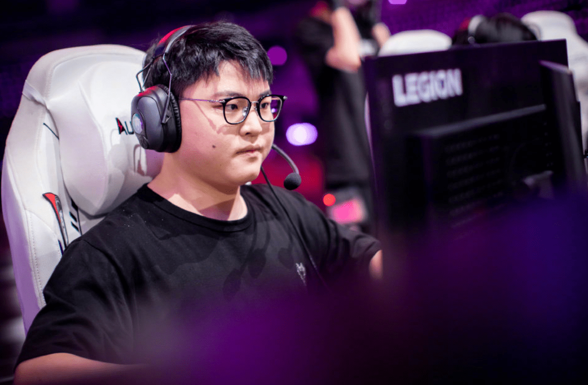 爱游戏客户端重返赛场引发热议！，Uzi在独行侠比赛中重返赛场观众掌声雷动的简单介绍